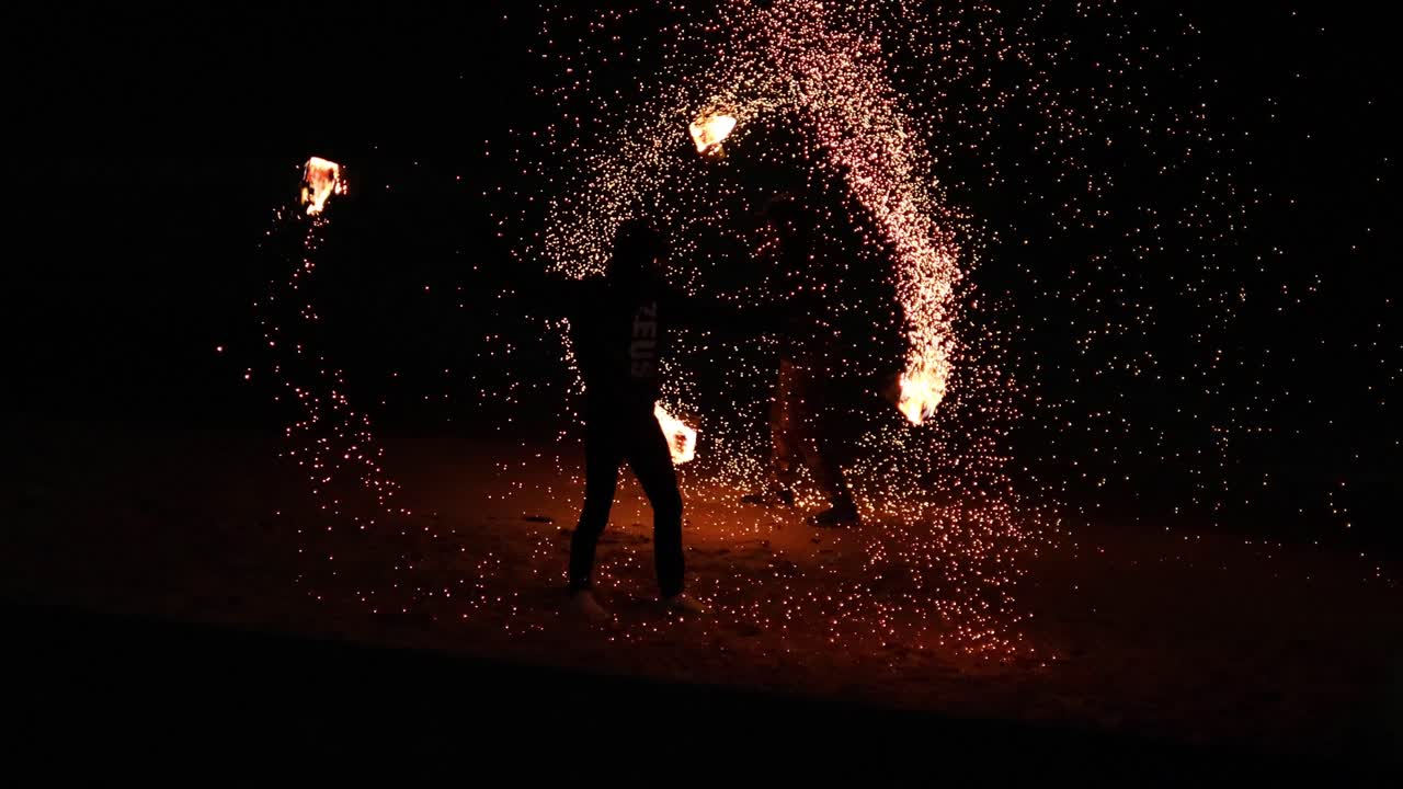 el intérprete gira el fuego, creando patrones de luz hipnotizantes