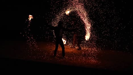 el intérprete gira el fuego, creando patrones de luz hipnotizantes