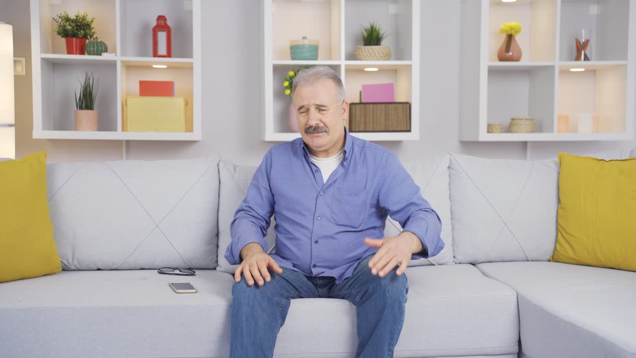 Uomo anziano solo e triste a casa