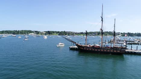 Oliver-Hazard-Perry-Schwimmt-An-Einem-Dock-In-Der-Nähe-Von-Fort-Adams-In-Newport,-Rhode-Island