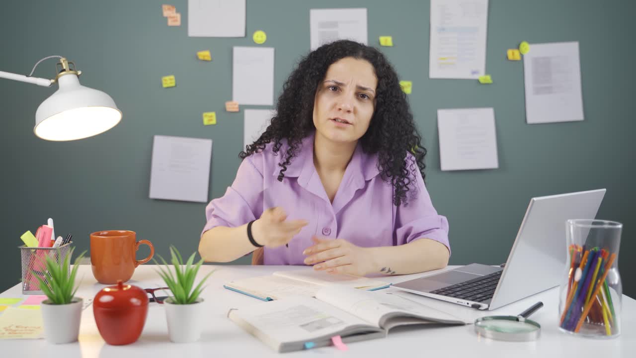la estudiante que pide silencio.