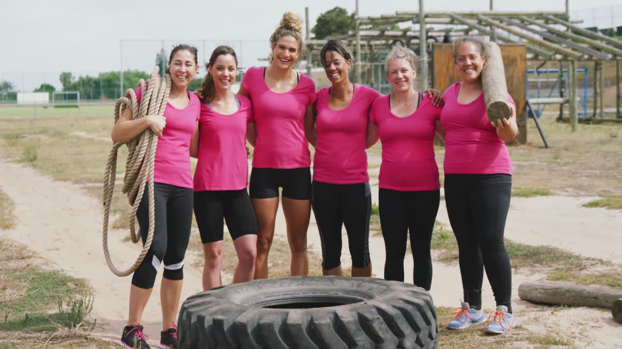 Kvindelig træner står med kvinder på bootcamp
