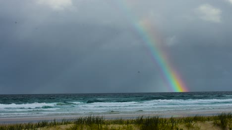 Sturm-über-Dem-Pazifik---Ein-Lebendiger-Und-Dramatischer-Regenbogen-Schneidet-über-Den-Himmel-Der-Stürmischen-Und-Bedrohlichen-Ozeanszene