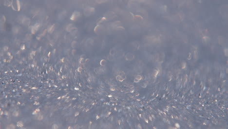 fotografía macro de nieve en el sol de la tarde, cambio de enfoque en la lente