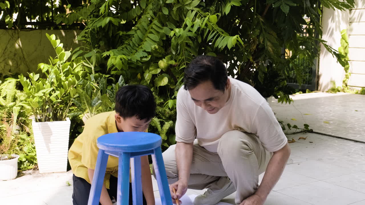 hombre asiático y niño en el patio trasero