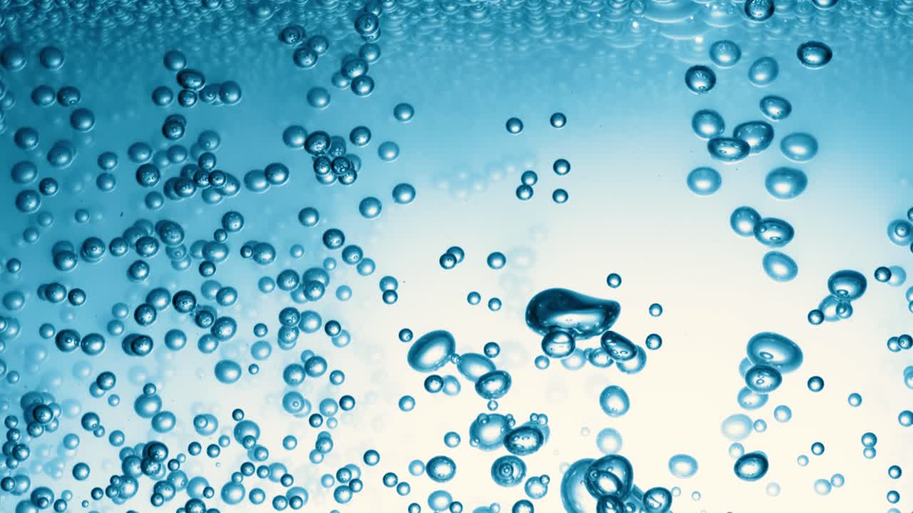 파란 물에 많은 물 거품이 가 ⁇ 게, 느린 움직임의 거품과 함께 추상적인 물 파동.