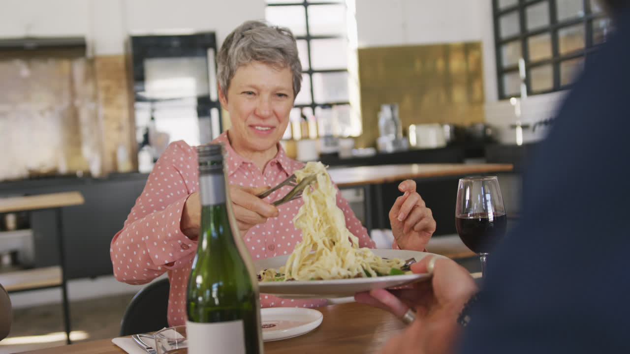 amigos comiendo pasta juntos