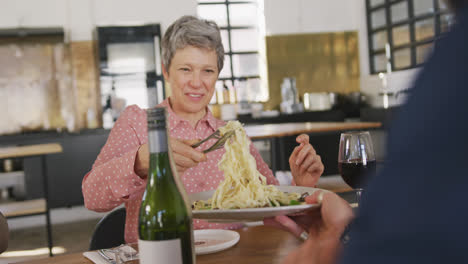 amigos comiendo pasta juntos