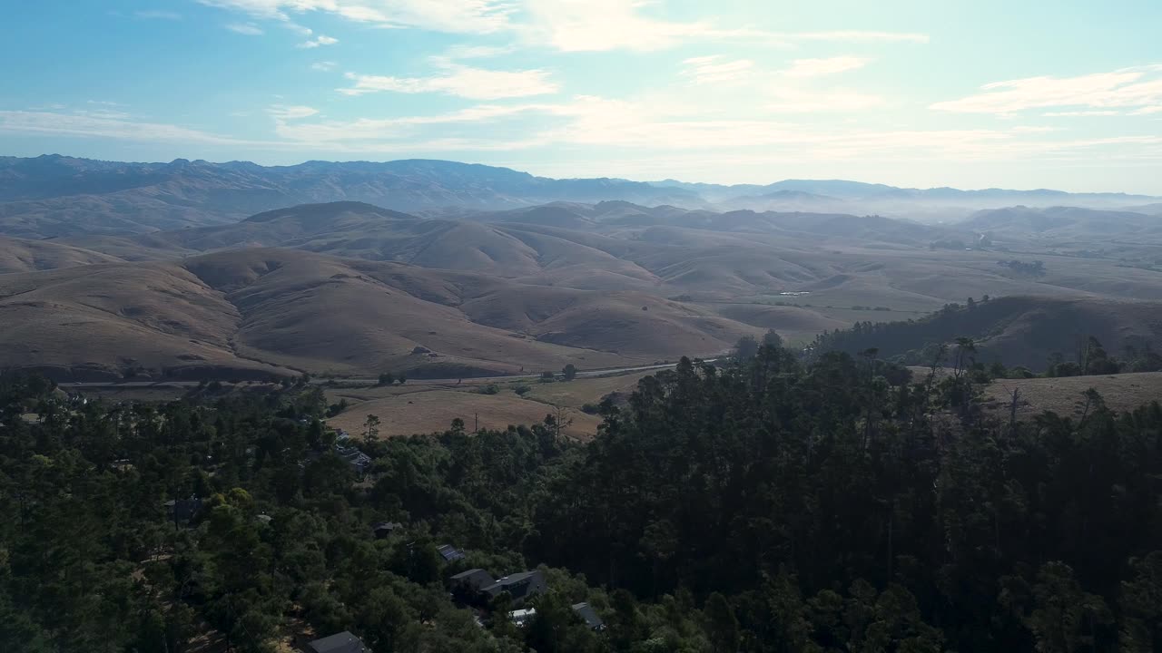 브리아 산타루시아 산맥 지역, 롤링 힐스 시골, 경치 좋은 숲, 나무, 자연, 하늘, 구름, 캘리포니아, 미국