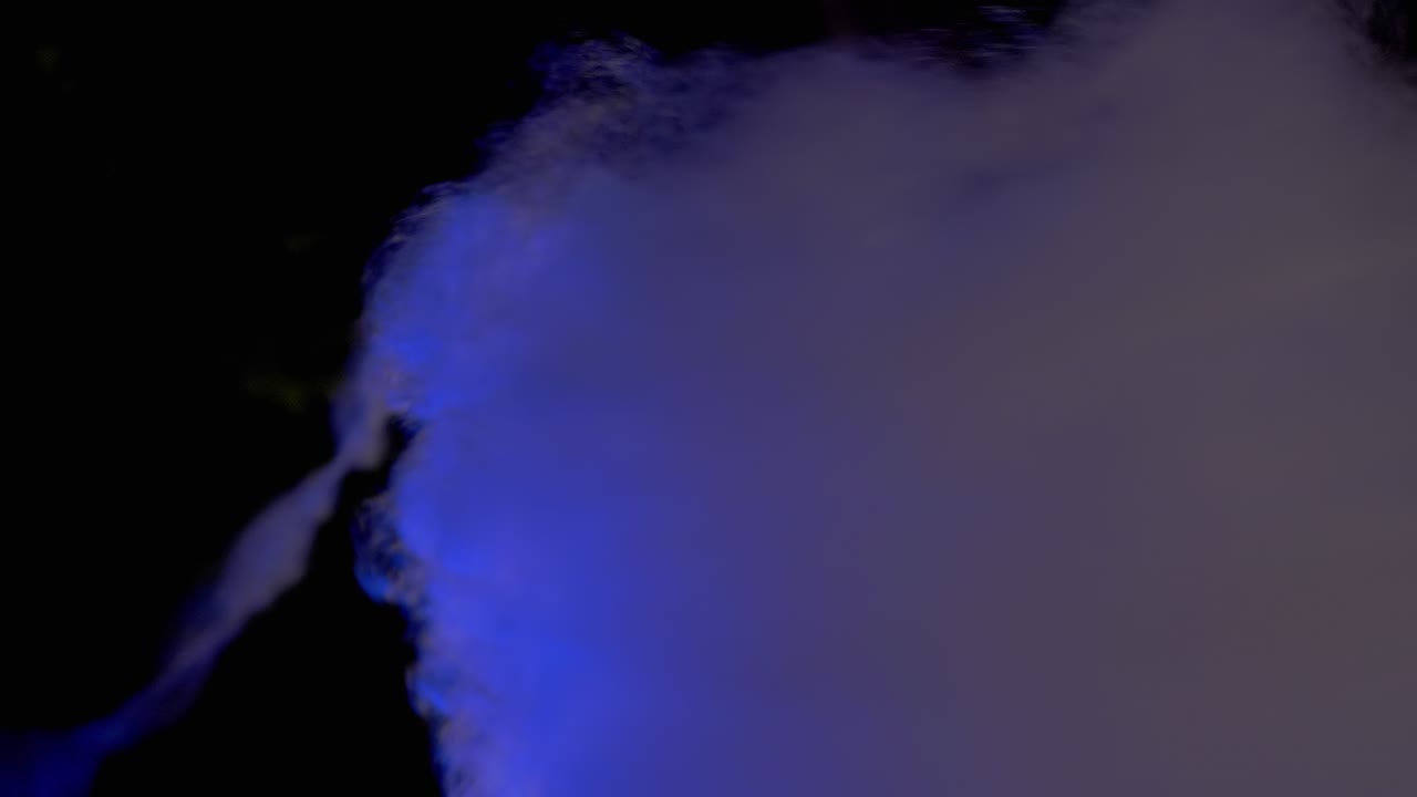 manos femeninas viento una nube de aire de algodón de azúcar en un palo de madera. 4k