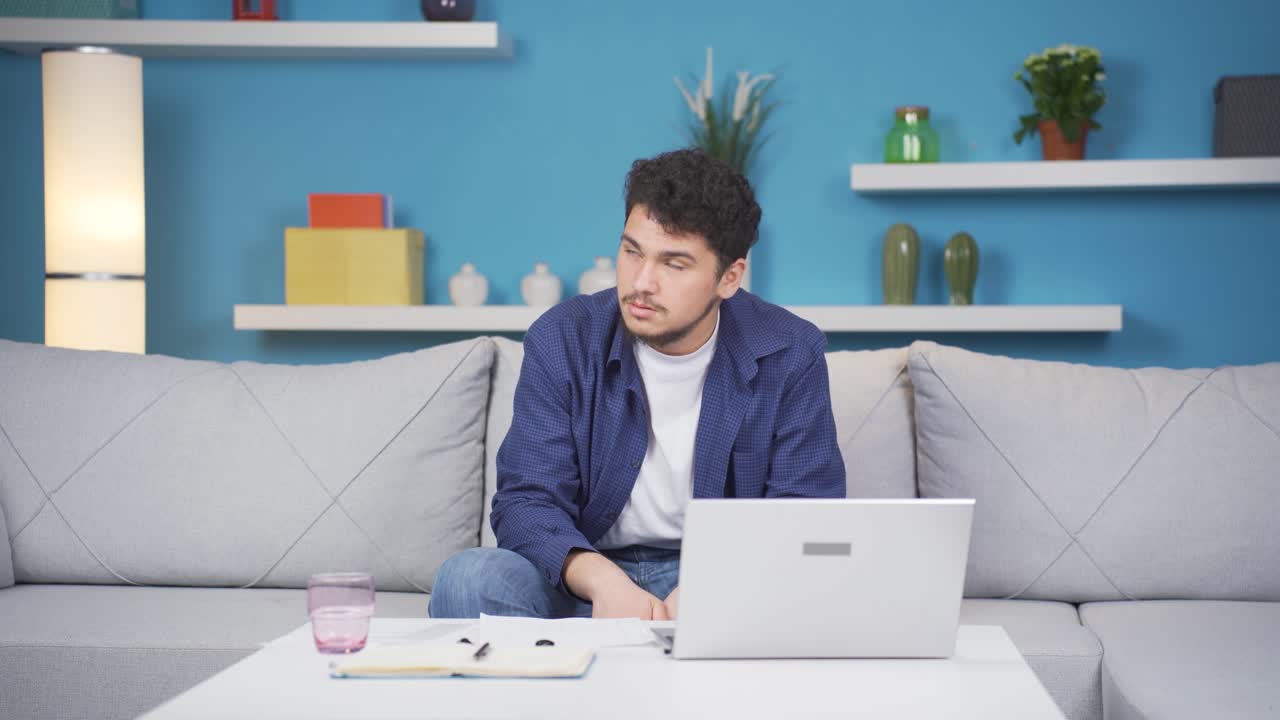 불행하고 불안한 사람.