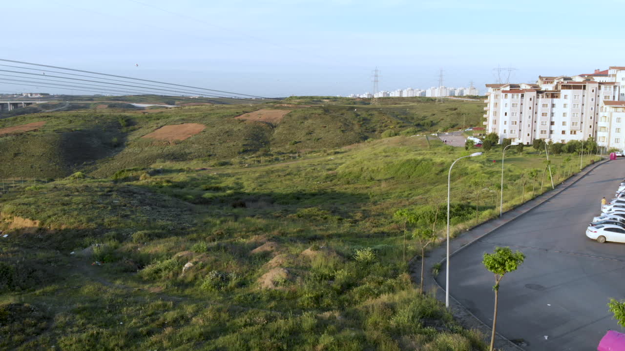 drone aterrizando en una colina verde
