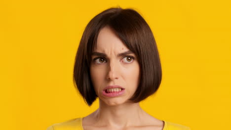 una mujer con una expresión de descontento.