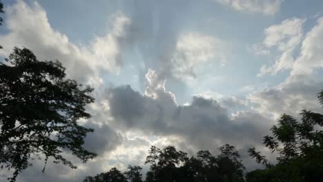 Timelapse-Mirando-Hacia-Las-Nubes-Estratocúmulos-Y-Altoestratos-Fusionándose-Sobre-El-Sol-Creando-Rayos-De-Luz
