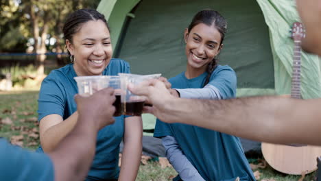 Leute-Treffen,-Anstoßen-Oder-Gemeinsam-Feiern-Und-Trinken