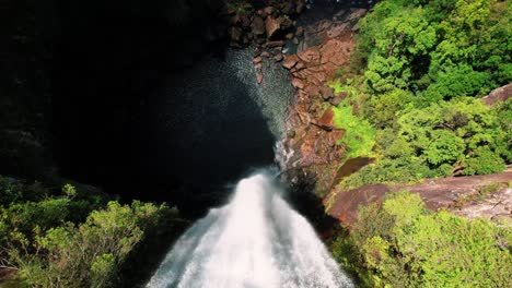 belmore falls, australia, un dron desciende a una enorme cascada
