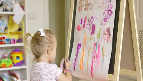 Niña-Artística-Pintando-Un-Diseño-Creativo