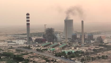 Antenne-Der-Fabrik-In-Jamshoro-Pakistan-Während-Des-Sonnenuntergangs