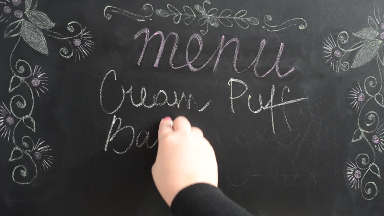 Il menu con i dessert italiani. Scriviamo il menu su una lavagna