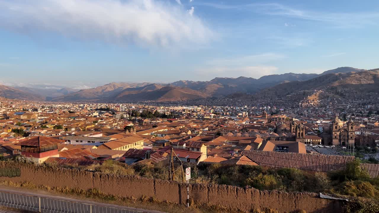 dias de verano y una vista total de cusco, peru
