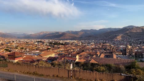 dias de verano y una vista total de cusco, peru