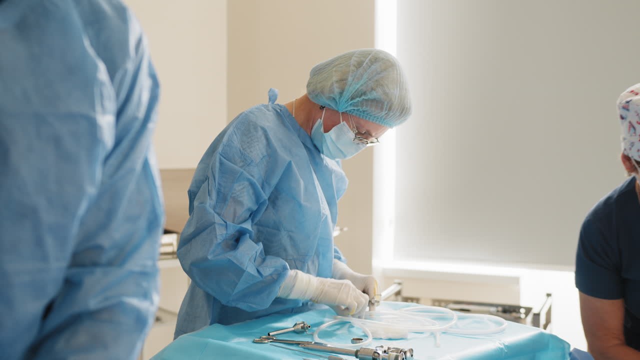 procedimiento médico en una sala de operaciones