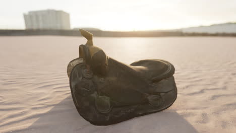 vieja silla de caballo en la playa