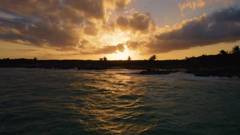 Drohne-Fliegt-Bei-Sonnenuntergang-Schnell-über-Das-Meer,-Malaga,-Spanien,-Europa