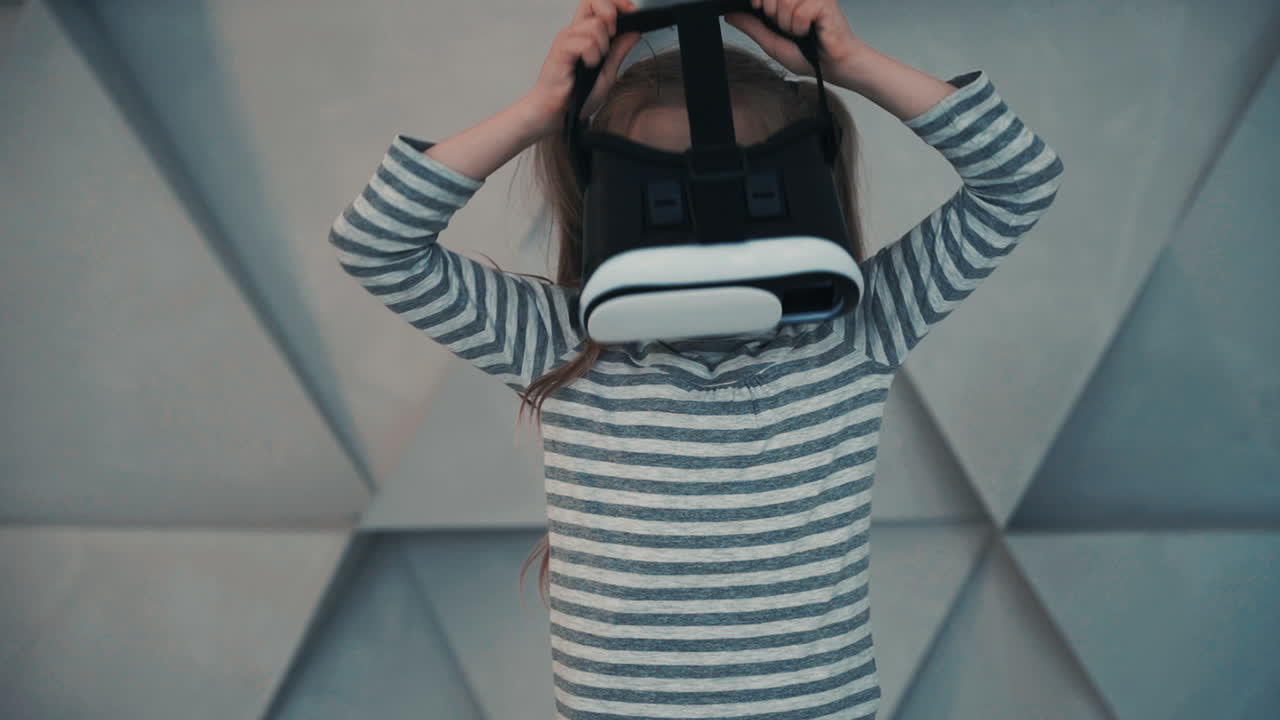 가상 현실 고글을 쓴 어린 소녀