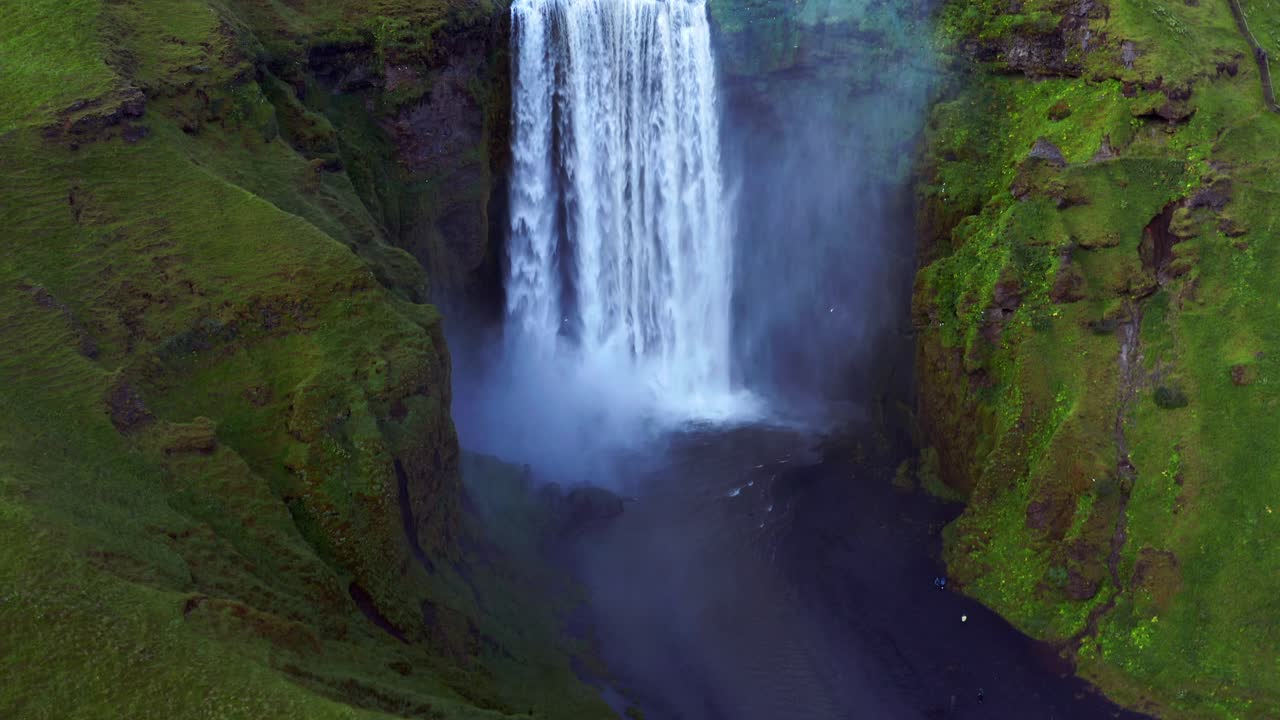 vista panorámica de la cascada de skogafoss en el pueblo de skogar, al sur de islandia - toma aérea de drones