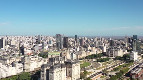 vista urbana expansiva de la ciudad de buenos aires con arquitectura histórica y calles bulliciosas que conducen al océano