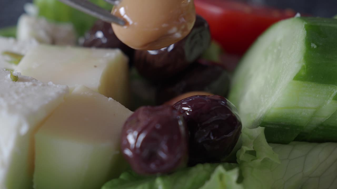 primer plano de una ensalada mediterránea con tenedor