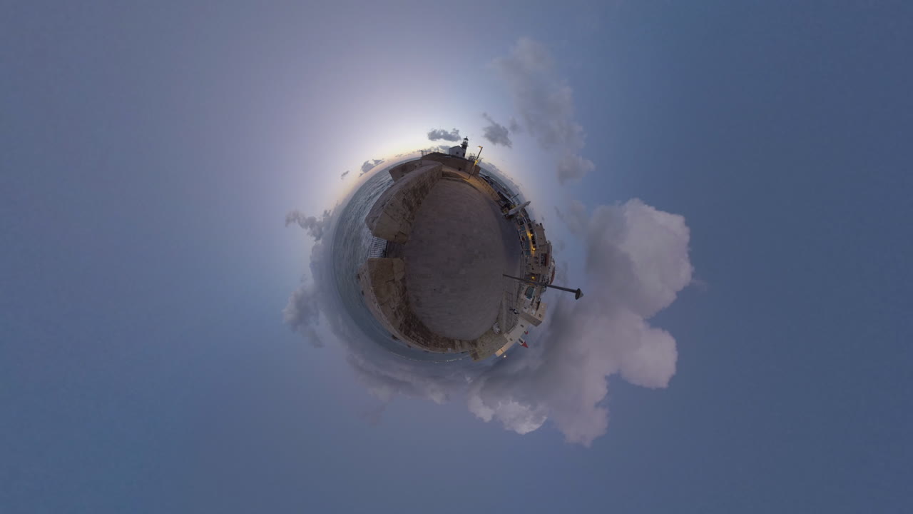 timelapse de la ciudad costera con poco efecto planetario