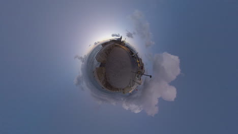 timelapse de la ciudad costera con poco efecto planetario