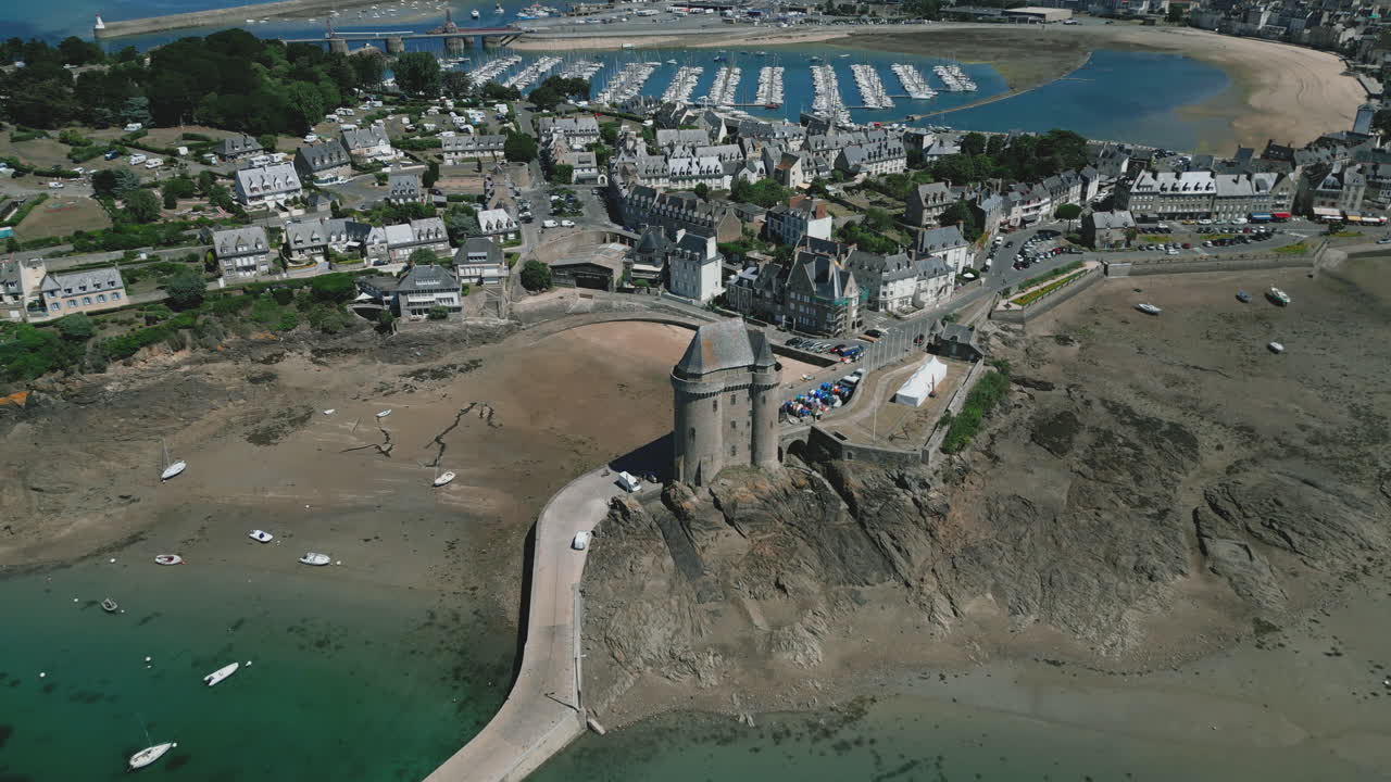 배경에 생말로 도시가 있는 솔리드도어 탑, 프랑스의 브리타니