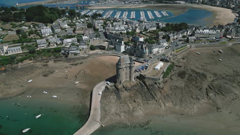 Torre-Solidor-Con-La-Ciudad-De-Saint-malo-En-El-Fondo,-Bretaña-En-Francia