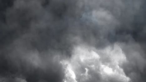 flashes-of-blazing-lightning-When-a-thunderstorm-occurs