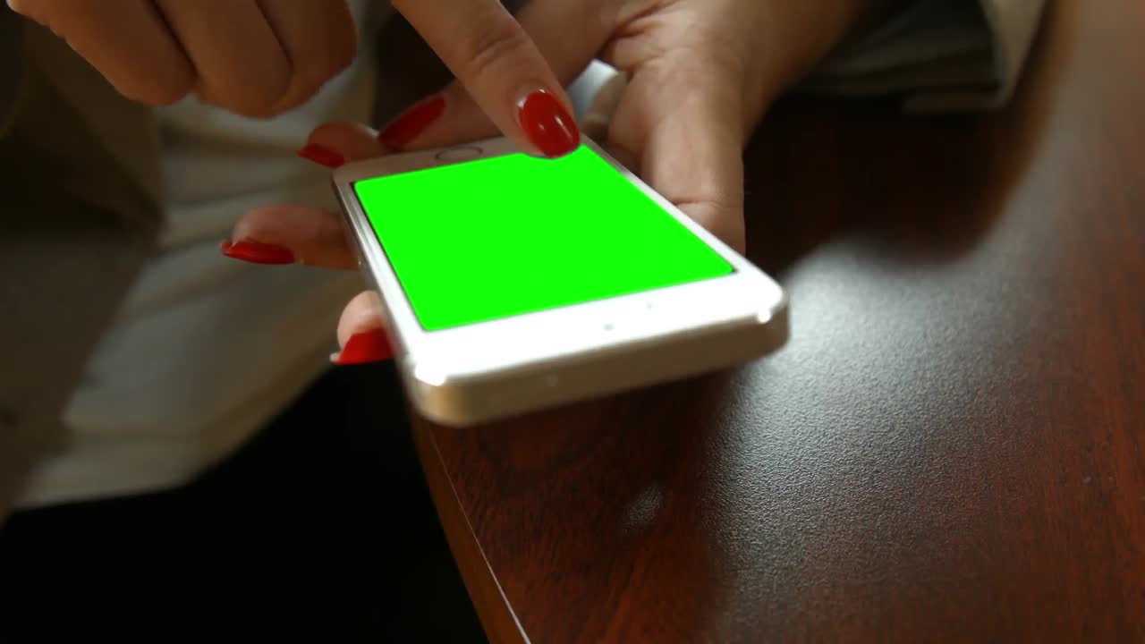 Donna d'affari che usa uno smartphone