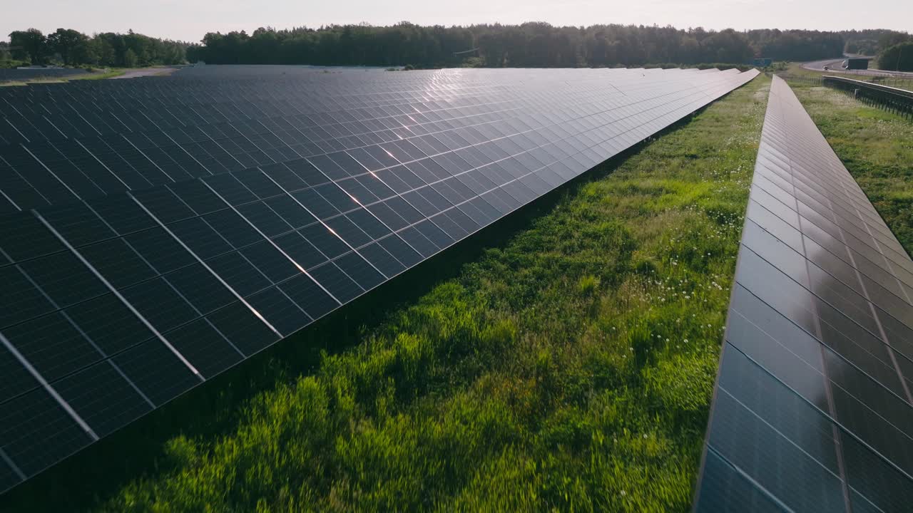 снимок с дрона крупнейшей солнечной электростанции в швеции за пределами странгнаса, стокгольм