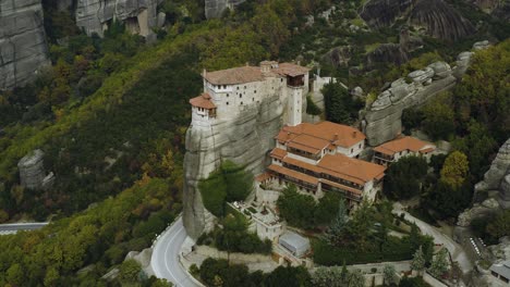 Vista-Aérea-Alrededor-De-Un-Monasterio,-En-Meteora-Nublada,-Grecia---órbita,-Disparo-De-Drones