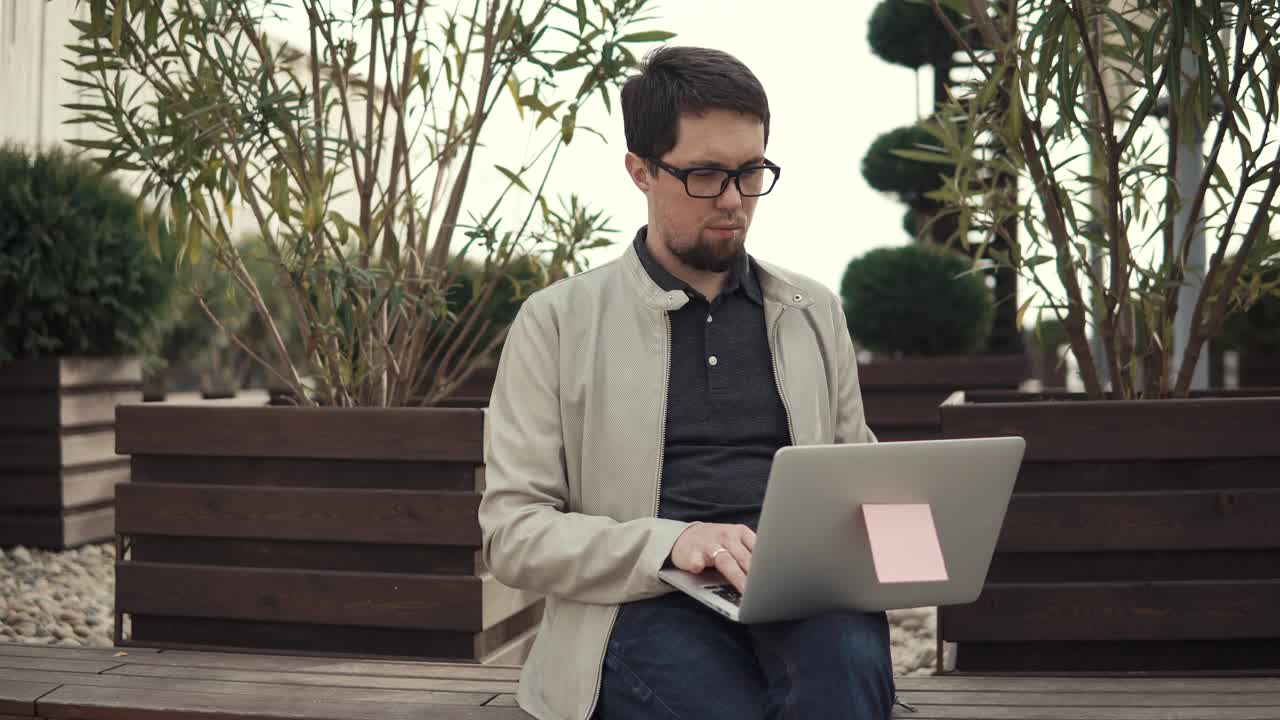hombre trabajando en una laptop al aire libre