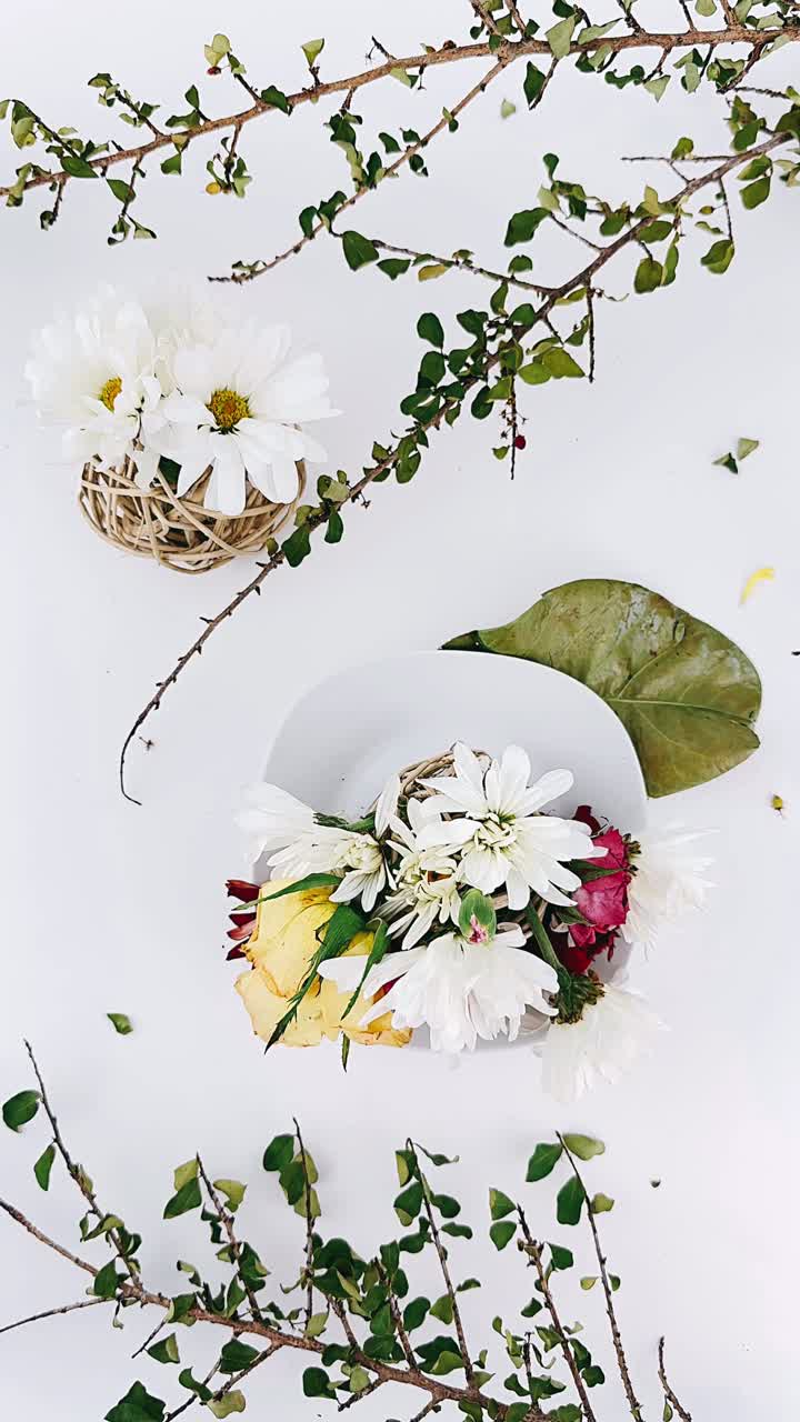 색 배경 에 있는 꽃 장식