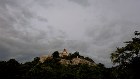 Wat-Phra-Phutthachai-Ist-Ein-Touristenziel-Für-Ausländer-Und-Thailändische-Staatsangehörige,-Die-Nach-Segnungen-Suchen