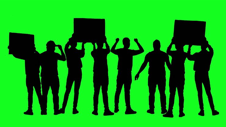 Gruppo di manifestanti con sagome di cartelli su schermo verde