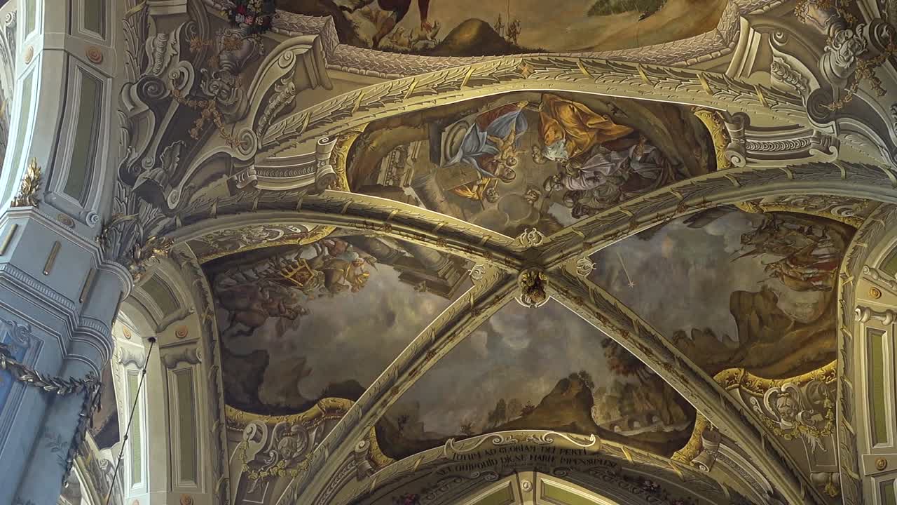 Beschieting van de Katholieke Kathedraal. Lviv, Oekraïne