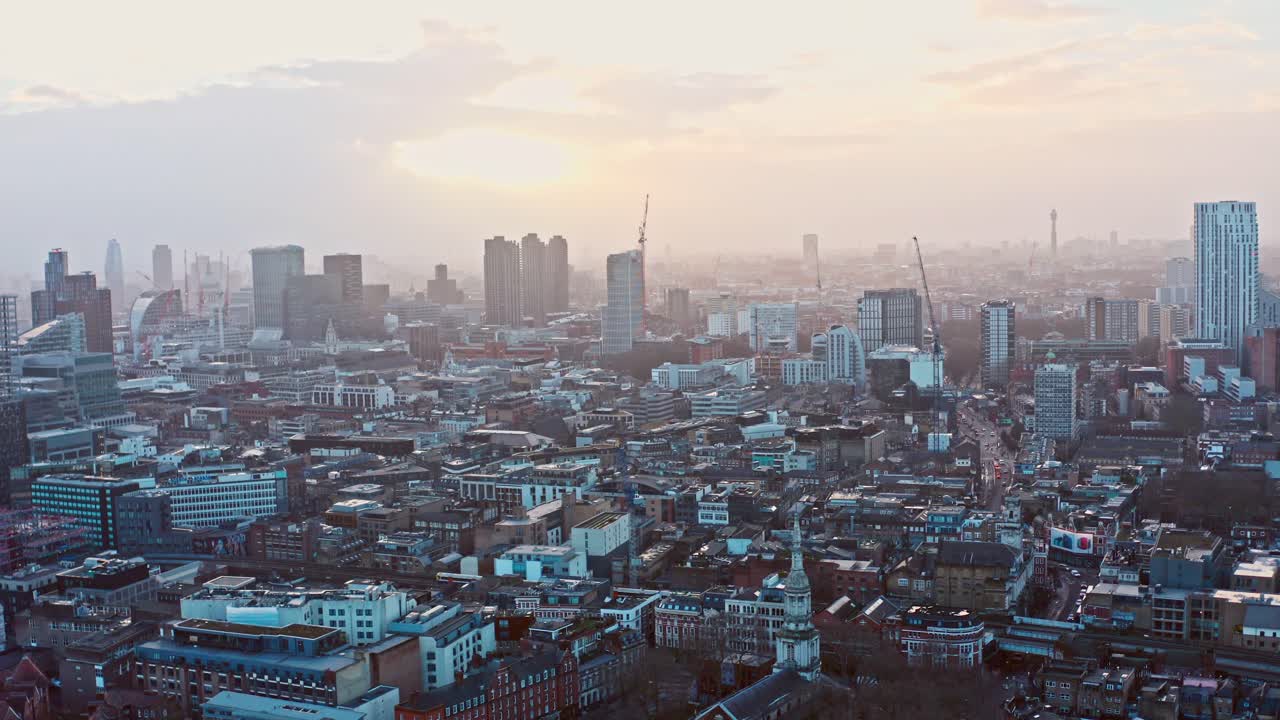석양에 엔젤 이슬링턴 노스 웨스트 런던을 향해 돌리 포워드 공중 드론 샷