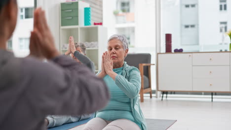 Ancianos-En-Clase-De-Yoga,-Fitness