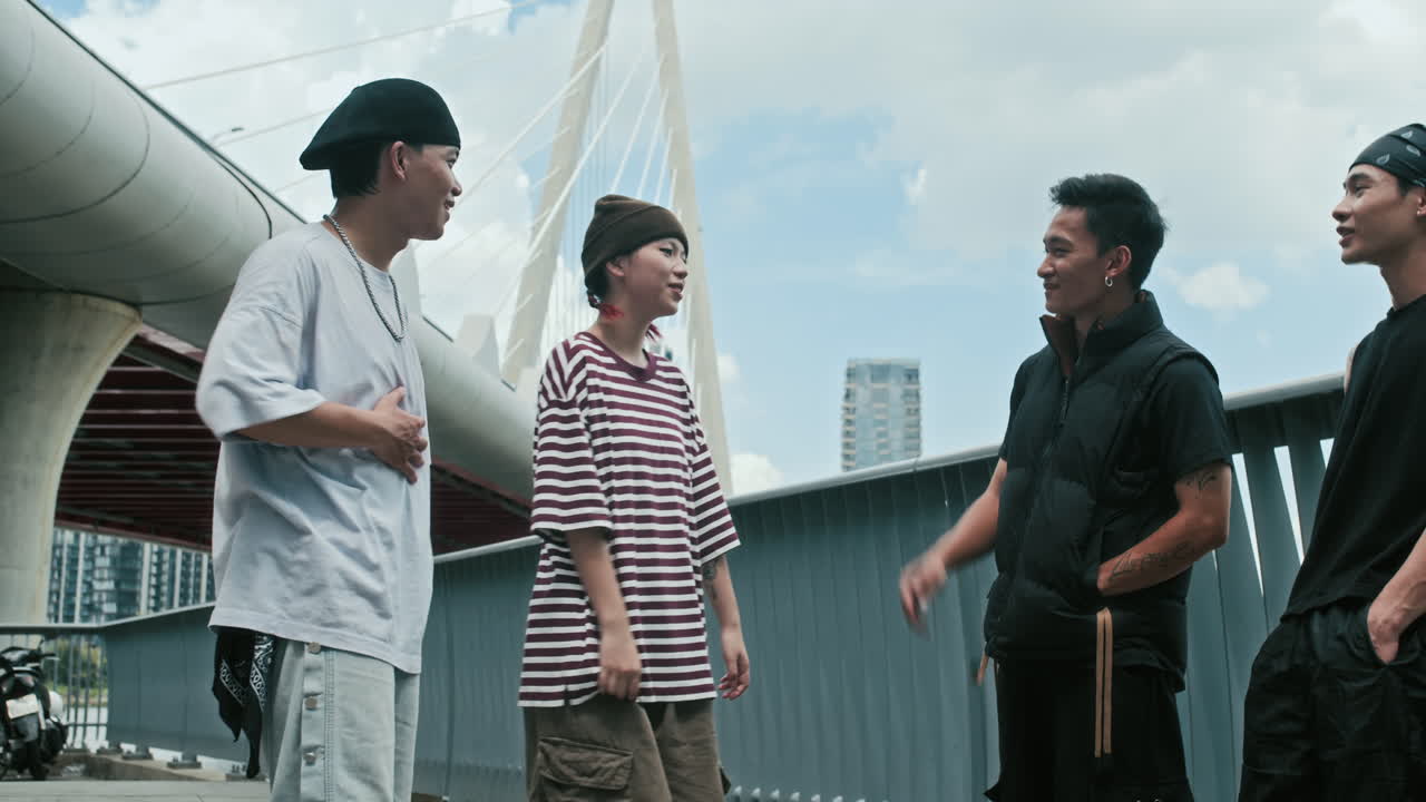 หนุ่มสาวในชุดสตรีทแวร์พูดคุยกันโดยมีฉากหลังเป็นเมือง