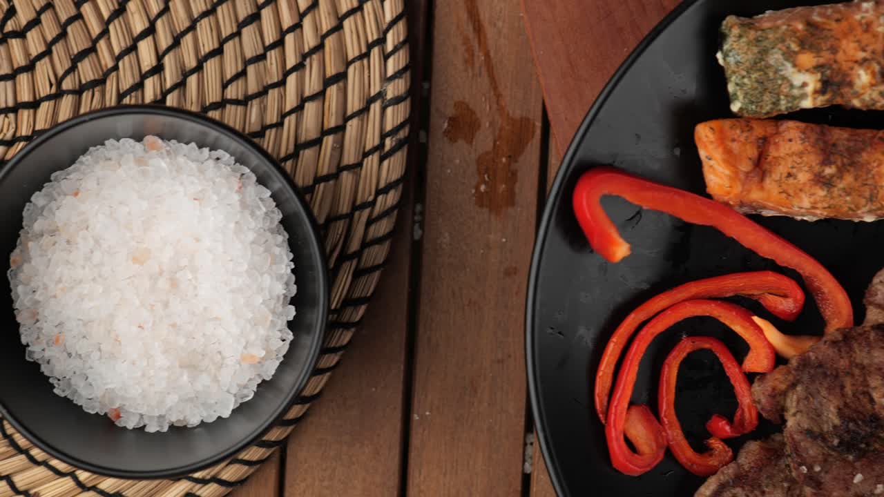 deliciosa barbacoa servida en una mesa de madera con verduras de arriba hacia abajo