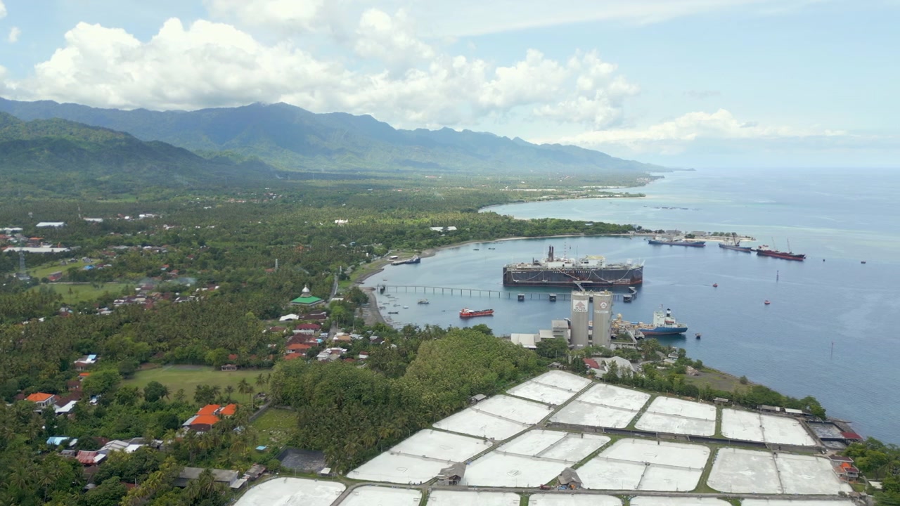 Pabrik Beton Dekat Laut Bali Utara Indonesia. Pelacakan Drone ke Kiri. 4K 60FPS